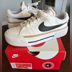 Nike Court Legacy Lift women’s size 7.5- pristine!!